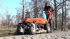 V pražské Stromovce ničí údržbáři plevel na cestách pomocí stroje, z jehož... V pražské Stromovce ničí údržbáři plevel na cestách pomocí stroje, z jehož...