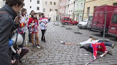 Zástupci ekologických organizací před pardubickou radnicí hráli hokejový zápas,... Zástupci ekologických organizací před pardubickou radnicí hráli hokejový zápas,...