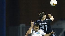 Útočník Bruno Petkovič z Dinama Záhřeb ve vzdušném souboji s plzeňským obráncem... Útočník Bruno Petkovič z Dinama Záhřeb ve vzdušném souboji s plzeňským obráncem...