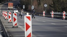 Z preventivních důvodů je na mostě ve Dvorcích zúžená vozovka a omezená... Z preventivních důvodů je na mostě ve Dvorcích zúžená vozovka a omezená...