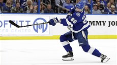 Nikita Kučerov z Tampa Bay Lightning pálí na branku Buffala. Nikita Kučerov z Tampa Bay Lightning pálí na branku Buffala.