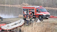 Únik zapáchajících látek zamstnal i hasie, museli umístit norné stny na odkaliti.