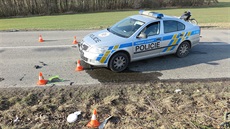 Motocyklista vjel do protisměru, kde se srazil s policejním autem. Motocyklista vjel do protisměru, kde se srazil s policejním autem.