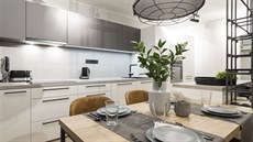 Na ostrůvek navázal jídelní stůl, nad nímž je „průmyslová“ lampa. Na ostrůvek navázal jídelní stůl, nad nímž je „průmyslová“ lampa.