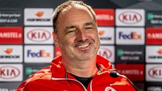 Trenér Jindřich Trpišovský na předzápasové tiskové konferenci Slavie v Genku. Trenér Jindřich Trpišovský na předzápasové tiskové konferenci Slavie v Genku.