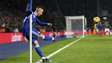 James Maddison z Leicesteru zahrává rohový kop v duelu s Brightonem. James Maddison z Leicesteru zahrává rohový kop v duelu s Brightonem.
