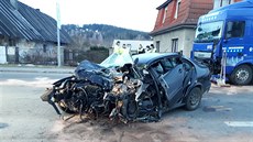 Ze zdemolovaného auta vyprošťovali řidičku hasiči. Ta svým zraněním na místě... Ze zdemolovaného auta vyprošťovali řidičku hasiči. Ta svým zraněním na místě...