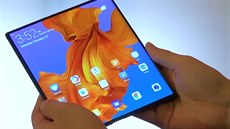 Huawei odhaluje skládací mobilní zařízení Mate X. Huawei odhaluje skládací mobilní zařízení Mate X.