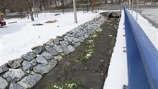 Pohled na opravenou část koryta Ondřejovického potoka na Jesenicku poničenou... Pohled na opravenou část koryta Ondřejovického potoka na Jesenicku poničenou...
