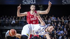 Djordje Gagič (v červeném) ze Srbska poslal k zemi Kristjana Kitsinga z... Djordje Gagič (v červeném) ze Srbska poslal k zemi Kristjana Kitsinga z...
