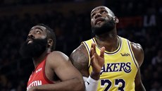 LeBron James (23) z LA Lakers a James Harden z Houstonu bojují na doskoku. LeBron James (23) z LA Lakers a James Harden z Houstonu bojují na doskoku.