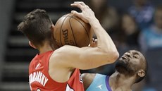 Tomáš Satoranský (31) z Washingtonu útočí kolem Kemby Walkera (15) ze... Tomáš Satoranský (31) z Washingtonu útočí kolem Kemby Walkera (15) ze...