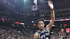 DeMar DeRozan ze San Antonia zdraví fanouky Toronta.