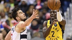 Darren Collison (2) z Indiany přihrává kolem Tomáše Satoranského z Washingtonu,... Darren Collison (2) z Indiany přihrává kolem Tomáše Satoranského z Washingtonu,...