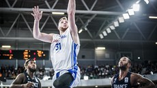 Český reprezentant Martin Kříž (v bílém) zakončuje na francouzský koš mezi... Český reprezentant Martin Kříž (v bílém) zakončuje na francouzský koš mezi...