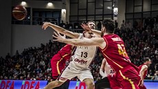 Janis Strelnieks (v bílém) z Lotyšska přihrává před Nemanjou Djurišičem z Černé... Janis Strelnieks (v bílém) z Lotyšska přihrává před Nemanjou Djurišičem z Černé...