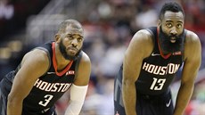 Chris Paul (vlevo) a James Harden z Houstonu působí během zápasu s Atlantou... Chris Paul (vlevo) a James Harden z Houstonu působí během zápasu s Atlantou...