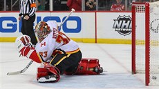 David Rittich z Calgary inkasuje v zápase s New Jersey. David Rittich z Calgary inkasuje v zápase s New Jersey.