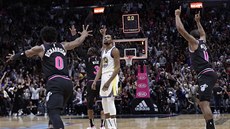 Dwyane Wade (3), Josh Richardson (0) a Dion Waiters (11) z Miami se radují z...