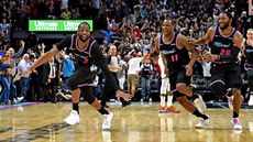 Dwyane Wade, Dion Waiters a Justise Winslow (zleva) slaví výhru Miami nad...