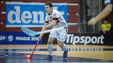 Florbalista Sokola Pardubice Filip Krigovský vyváží balonek během domácího... Florbalista Sokola Pardubice Filip Krigovský vyváží balonek během domácího...