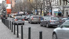 Na zákazech zastavení parkují řidiči po celé Praze Na zákazech zastavení parkují řidiči po celé Praze