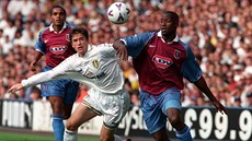ASTON VILLA, ROČNÍK 1998/99. Na snímku ze začátku ročníku bojuje anglický... ASTON VILLA, ROČNÍK 1998/99. Na snímku ze začátku ročníku bojuje anglický...
