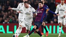 SOUBOJ KAPITÁN. Sergio Ramos z Realu Madrid se pokouí odzbrojit barcelonskou...