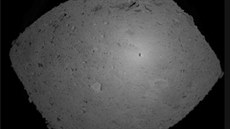 Snímek povrchu asteroidu Rjugu, který poídila japonská sonda Hajabusa 2.