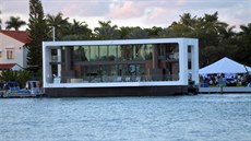 Luxusní hausbót kotvící v Miami Beach na Floridě je odolný vůči hurikánu,... Luxusní hausbót kotvící v Miami Beach na Floridě je odolný vůči hurikánu,...