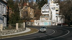 Hotel Vaníček. Počmáraná vrata, vymlácená okna, vchod pro jistotu zazděný, aby... Hotel Vaníček. Počmáraná vrata, vymlácená okna, vchod pro jistotu zazděný, aby...