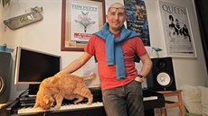 Jiří Krhut byl původně angličtinář. Dnes se zcela věnuje showbyznysu Jiří Krhut byl původně angličtinář. Dnes se zcela věnuje showbyznysu
