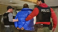 Policie odvádí zpváka R. Kellyho (Chicago, 22. února 2019).