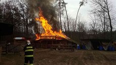 Pod Kunětickou horou na Pardubicku dnes vzplál dřevěný srub v areálu místního... Pod Kunětickou horou na Pardubicku dnes vzplál dřevěný srub v areálu místního...