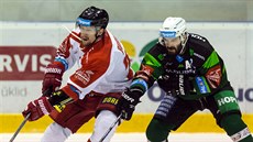 Olomoucký Vilém Burian (v bílém) je naháněný Vladimírem Sičákem z Karlových... Olomoucký Vilém Burian (v bílém) je naháněný Vladimírem Sičákem z Karlových...