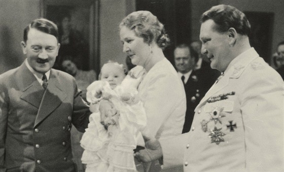Adolf Hitler (vlevo) coby kmotr malé Eddy, dcery Hermanna a Emmy Göringových...