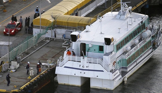 Japonský trajekt se srazil s velrybou, pes 80 lidí bylo zranno (9. bezna...