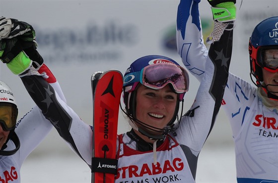 Americká lyaka Mikaela Shiffrinová se raduje z vítzství ve slalomu ve...