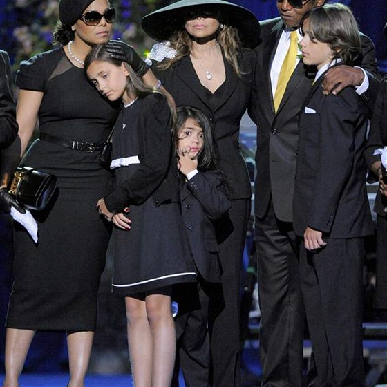 Jacksonova sestra Janet, dcera Paris, sestra La Toya, bratr Randy a syn Princ Michael II. na smutením obadu ve Staples Centru v Los Angeles.