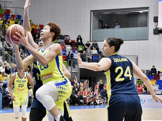 Isabelle Harrisonová (ve lutém) z USK Praha zakonuje na ko Fenerbahce kolem...