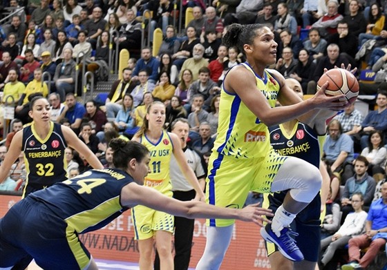 Alyssa Thomasová (vpravo) z USK Praha zakonuje na ko Fenerbahce.