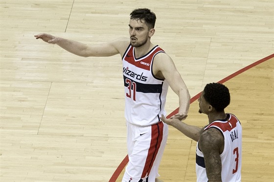 Tomá Satoranský (vlevo) a Bradley Beal z Washingtonu se povzbuzují bhem...