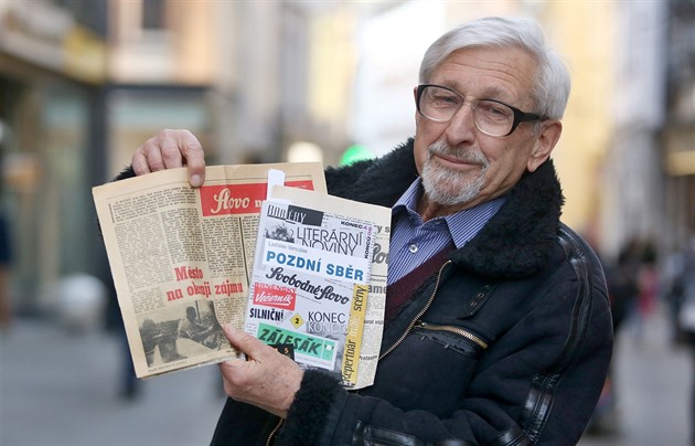 Brnnský noviná Ladislav Vencálek ukazuje svj slavný lánek ve Svobodném...