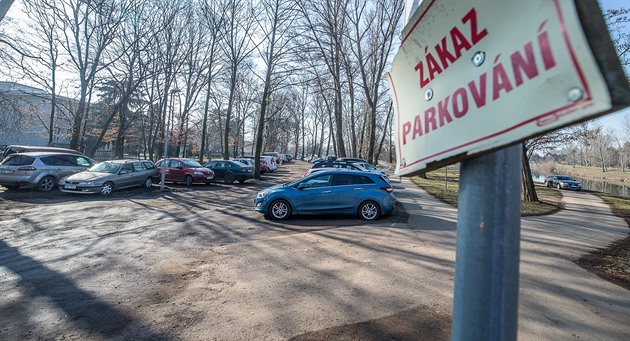 Málo parkovacích míst ve Fakultní nemocnici v Hradci Králové nutí idie...