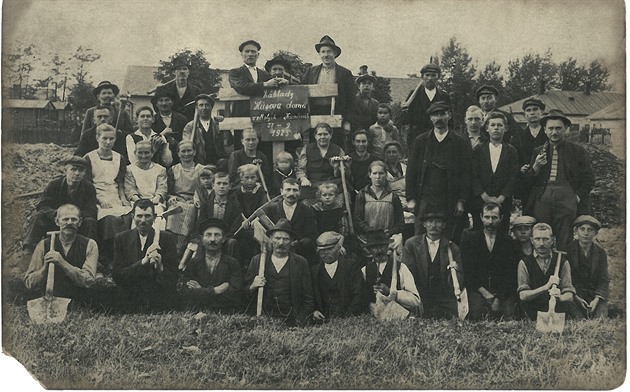 Snímek vznikl pi hloubení základ Husova sboru (Kunice, 1923).