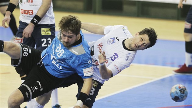 Jan Šmíd z Litovle fauluje Jakuba Šindeláře z Plzně v modrém. Jan Šmíd z Litovle fauluje Jakuba Šindeláře z Plzně v modrém.
