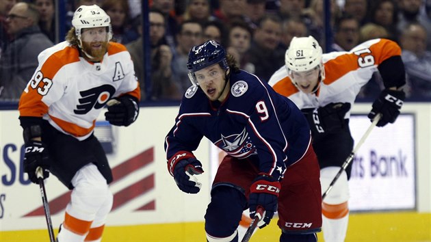 Artěmij Panarin z Columbusu se žene za pukem, vlevo je Jakub Voráček z... Artěmij Panarin z Columbusu se žene za pukem, vlevo je Jakub Voráček z...