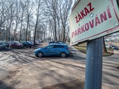 Málo parkovacích míst ve Fakultní nemocnici v Hradci Králové nutí řidiče... Málo parkovacích míst ve Fakultní nemocnici v Hradci Králové nutí řidiče...
