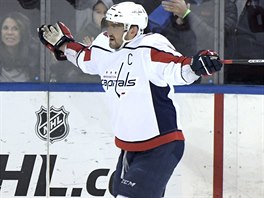 tonk Alexandr Ovekin z Washington Capitals se div rozhodnut rozhodch.