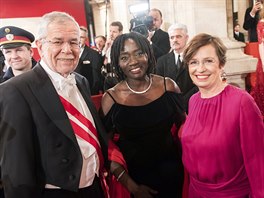 Rakouský prezident Alexander Van der Bellen s manelkou Doris Schmidauerovou a...